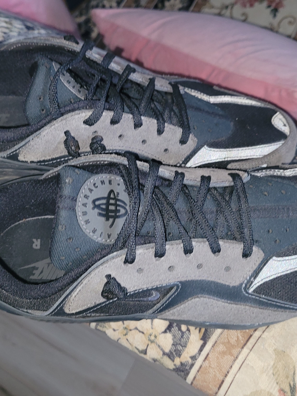 Nike Men’s Black and Gray Running Sneakers.Nike Air Huarache Runner in black and